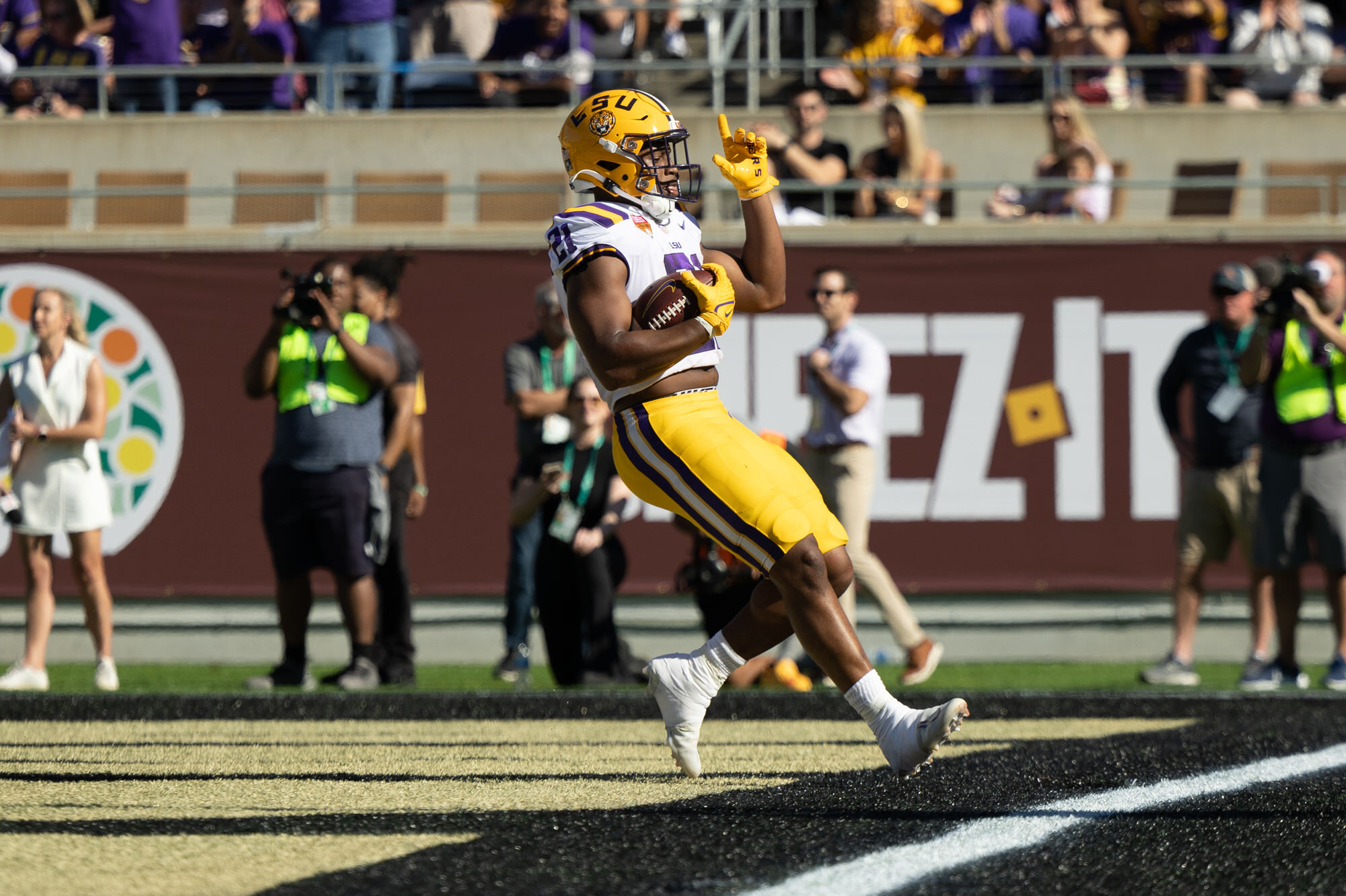 © copyright sportsclubflorida.com | Kevyn Bryant II | QB Jayden Daniels completes 12/17, 139 yds, 1 TD